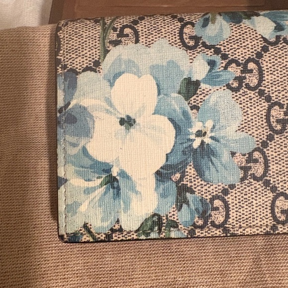 Gucci Coated GG Supreme Blooms Compact Wallet - Authentic - Picture 2 of 15